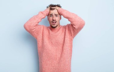 Dehşete kapılmış ve şok olmuş hisseden genç yakışıklı adam, bir hata yüzünden el ele tutuşuyor ve panikliyor.