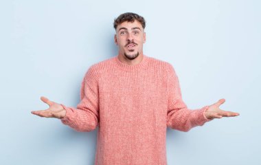 Genç ve yakışıklı bir adam son derece şok olmuş ve şaşırmış, endişeli ve paniklemiş, stresli ve dehşete kapılmış görünüyor.