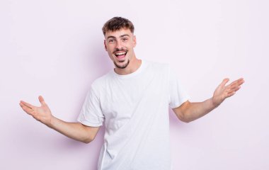 Genç yakışıklı adam mutlu, kibirli, gururlu ve kendini beğenmiş, kendini bir numara gibi hisseden