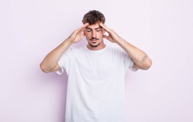 Genç yakışıklı adam konsantre, düşünceli ve ilham verici, beyin fırtınası yapıyor ve hayal kuruyor.