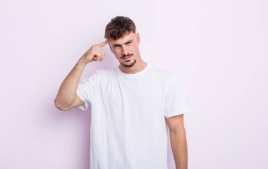 Genç yakışıklı, kafası karışmış ve kafası karışmış hissediyor. Deli, deli ya da aklını kaçırmış olduğunu gösteriyor.