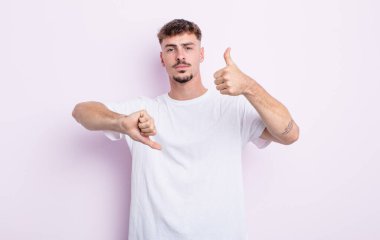 Genç yakışıklı, kafası karışmış, bilgisiz ve kararsız hissediyor. İyi ve kötü seçenekleri farklı seçeneklerle tartıyor.