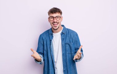 Genç yakışıklı adam kendini mutlu, şaşkın, şanslı ve şaşırmış hissediyor. İnanılmaz!