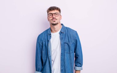 Genç yakışıklı, gururlu, kendinden emin, havalı, küstah, küstah, gülümseyen, başarılı hisseden bir adam.