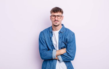 Genç ve yakışıklı bir adam endişeli, hasta, hasta ve mutsuz hissediyor. Ağrılı bir mide ağrısı ya da grip geçiriyor.