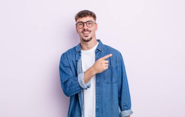 Genç ve yakışıklı bir adam heyecanlı ve şaşırmış görünüyor.