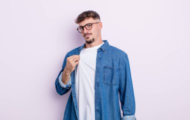 Genç yakışıklı adam kibirli, başarılı, pozitif ve gururlu görünüyor, kendini gösteriyor.