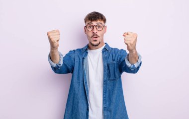 Genç ve yakışıklı bir adam inanılmaz bir başarıyı kutluyor. Kazanan gibi, heyecanlı ve mutlu görünüyor.!