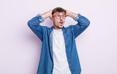 Genç ve yakışıklı bir adam, korkunç ve şok olmuş görünüyor. Korkunç bir hata yüzünden, el ele tutuşuyor.