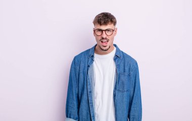 Genç yakışıklı adam korkmuş ve şok olmuş hissediyor, ağzı açık şaşkınlık içinde.