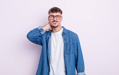 Genç ve yakışıklı bir adam neşeli ve kendinden emin bir şekilde gülüyor. Sıradan, mutlu, samimi bir gülümsemeyle.