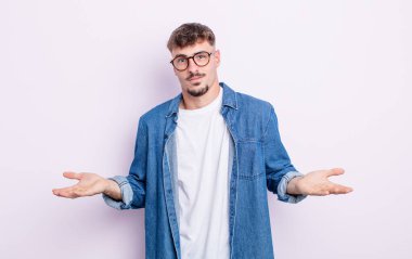 Genç yakışıklı bir adam bilgisiz ve kafası karışık, hangi seçeneği seçeceğinden emin değil, merak ediyor.