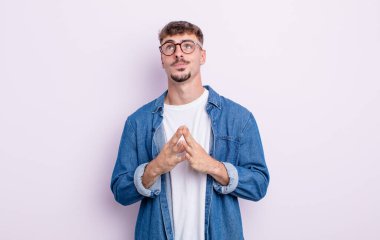 Genç yakışıklı adam entrikalar ve komplolar kuruyor, hilekar hileler ve hileler düşünüyor, kurnazlık ve ihanet