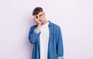 Genç ve yakışıklı bir adam yorgun, sıkıcı ve sıkıcı bir işin ardından sıkılmış, hayal kırıklığına uğramış ve uykulu hisseder.