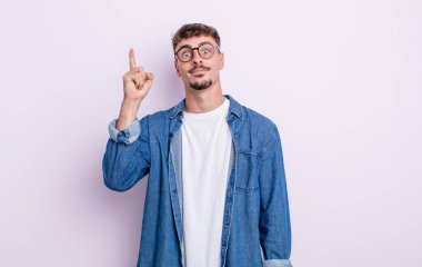Genç yakışıklı bir adam, harika bir fikri fark ettikten sonra parmağını havaya kaldırıp 
