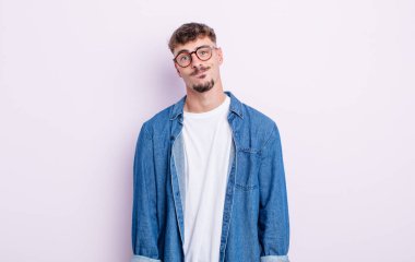 Genç yakışıklı, kafası karışık ve şüpheli hissediyor, merak ediyor ya da karar vermeye çalışıyor.