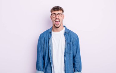 Genç yakışıklı adam tiksinmiş ve rahatsız olmuş hissediyor. Dilini dışarı çıkarıyor. İğrenç ve iğrenç bir şeyden hoşlanmıyor.