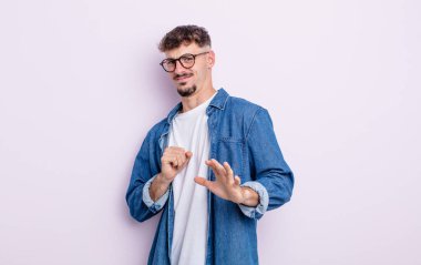 Genç yakışıklı adam tiksiniyor ve midesi bulanıyor. İğrenç, kokuşmuş ya da kötü kokan bir şeyden kaçıyor.