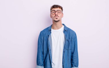 Genç yakışıklı adam dudaklarını birbirine bastırıyor, tatlı, eğlenceli, mutlu, sevimli bir yüz ifadesiyle, öpücük yolluyor.