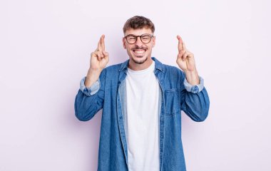 Genç yakışıklı adam gergin ve umutlu, şans diliyor ve dua ediyor.