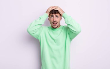 Dehşete kapılmış ve şok olmuş hisseden genç yakışıklı adam, bir hata yüzünden el ele tutuşuyor ve panikliyor.