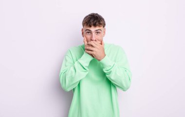 Şok olmuş, şaşırmış bir ifadeyle ağzı kapalı genç yakışıklı bir adam sır saklıyor ya da 