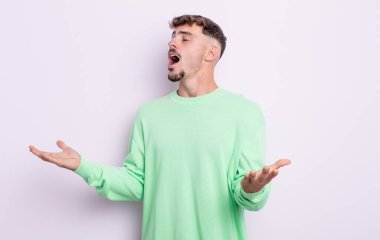 Genç yakışıklı bir adam opera yapıyor ya da konserde şarkı söylüyor, romantik, sanatsal ve tutkulu hissediyor.