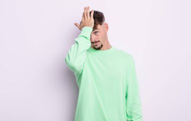 Aptal bir hata yaptıktan ya da hatırladıktan sonra kendini aptal gibi hissederek avuçtan avuca kadar büyüten genç yakışıklı adam.