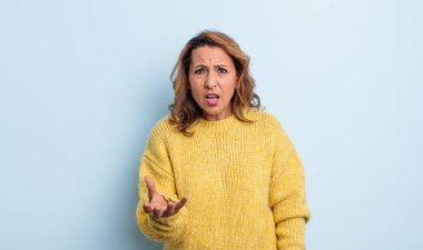 Orta yaşlı bir kadın sinirli, sinirli ve sinirli görünüyor. Senin neyin var? 