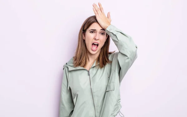 Young Pretty Girl Raising Palm Forehead Thinking Oops Making Stupid — Stockfoto