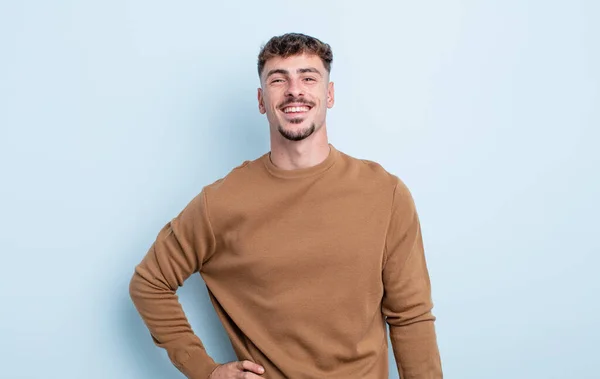 Joven Hombre Guapo Sonriendo Felizmente Con Una Mano Cadera Actitud —  Fotos de Stock