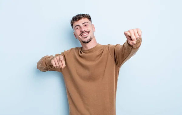 Mladý Pohledný Muž Cítí Šťastný Sebevědomý Ukazuje Kameru Oběma Rukama — Stock fotografie