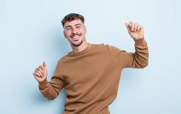 Mladý Pohledný Muž Usmívá Cítí Bezstarostný Uvolněný Šťastný Tančí Poslouchá — Stock fotografie