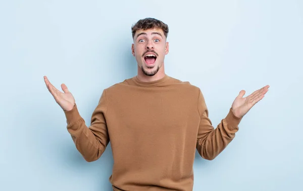 Jovem Homem Bonito Sentindo Feliz Animado Surpreso Chocado Sorrindo Surpreso — Fotografia de Stock