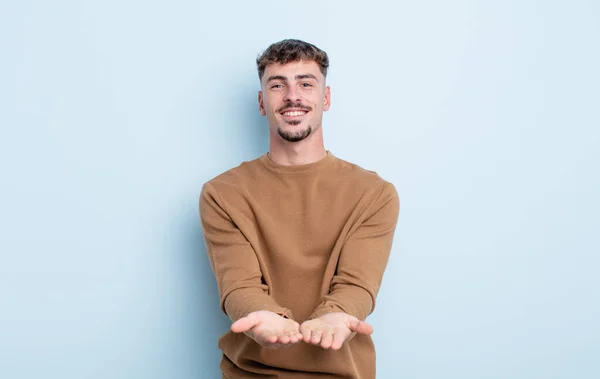 Mladý Pohledný Muž Šťastně Usmívá Přátelským Sebevědomým Pozitivním Vzhledem Nabízí — Stock fotografie