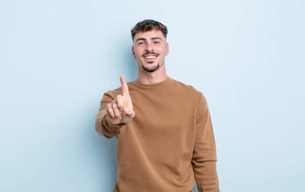 Joven Hombre Guapo Sonriendo Orgullosamente Con Confianza Haciendo Pose Número — Foto de Stock