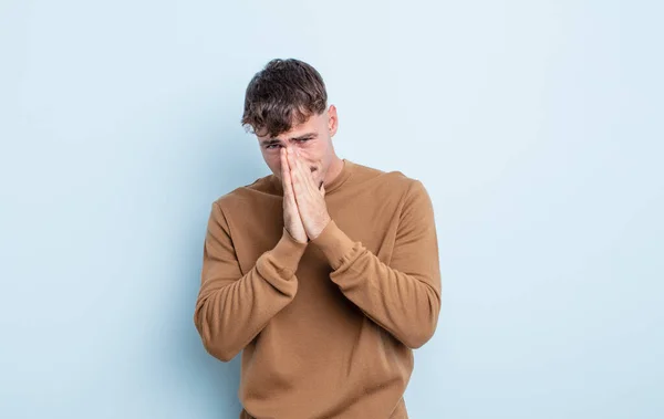 Jovem Homem Bonito Sentindo Preocupado Esperançoso Religioso Orando Fielmente Com — Fotografia de Stock