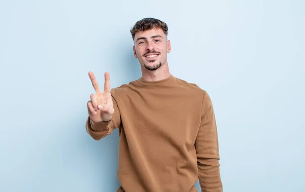 Mladý Pohledný Muž Usmívá Vypadá Přátelsky Ukazuje Číslo Dvě Nebo — Stock fotografie