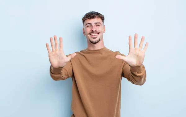 Joven Hombre Guapo Sonriendo Buscando Amigable Mostrando Número Diez Décimo —  Fotos de Stock