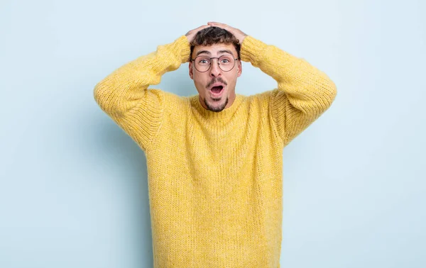 Joven Guapo Buscando Emocionado Sorprendido Con Boca Abierta Con Ambas —  Fotos de Stock