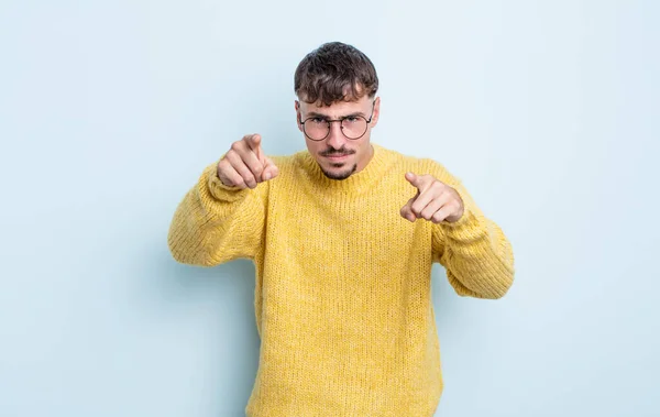 Ung Stilig Man Pekar Framåt Framför Kameran Med Både Fingrar — Stockfoto