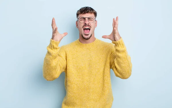 Ung Stilig Man Rasande Skriker Känner Sig Stressad Och Irriterad — Stockfoto