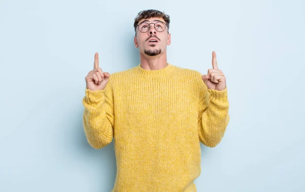 Jovem Homem Bonito Sentindo Impressionado Boca Aberta Apontando Para Cima — Fotografia de Stock