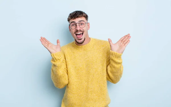 Joven Hombre Guapo Buscando Feliz Emocionado Sorprendido Con Una Sorpresa —  Fotos de Stock