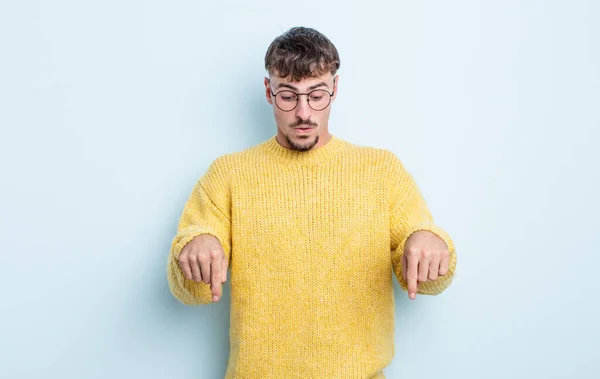 Jovem Homem Bonito Com Boca Aberta Apontando Para Baixo Com — Fotografia de Stock