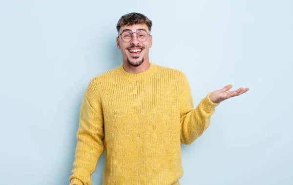 Joven Hombre Guapo Sintiéndose Feliz Sorprendido Alegre Sonriendo Con Actitud —  Fotos de Stock