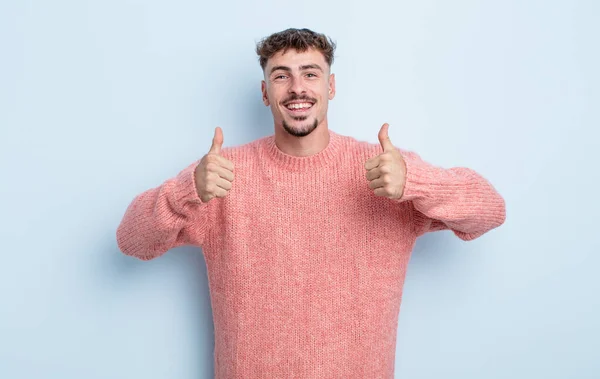 Jonge Knappe Man Glimlachen Breed Zoek Gelukkig Positief Zelfverzekerd Succesvol — Stockfoto