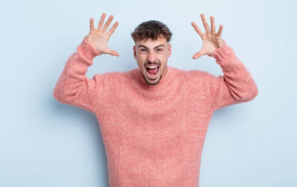 Jonge Knappe Man Schreeuwend Paniek Woede Geschokt Doodsbang Woedend Met — Stockfoto