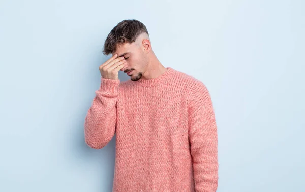 Jovem Homem Bonito Sentindo Estressado Infeliz Frustrado Tocando Testa Sofrendo — Fotografia de Stock