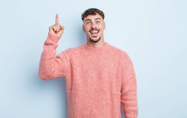 Joven Hombre Guapo Sintiéndose Como Genio Feliz Emocionado Después Darse — Foto de Stock